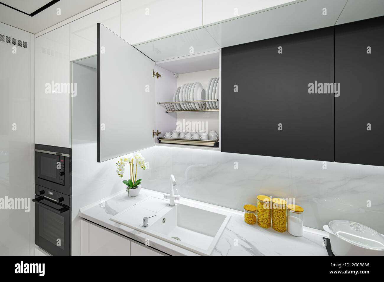 Luxury white and black modern marble kitchen Stock Photo - Alamy