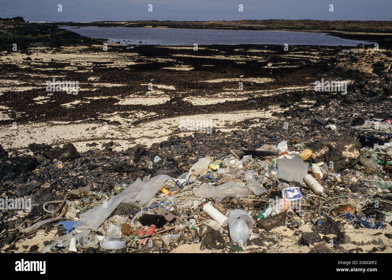 Kein neues Phänomen: Angeschwemmter Plastikmüll bei Ebbe in einer felsigen  Bucht im Norden von Fuerteventura schon in den 90er Jahren - Not a new  phenomenon: washed up plastic and other waste at