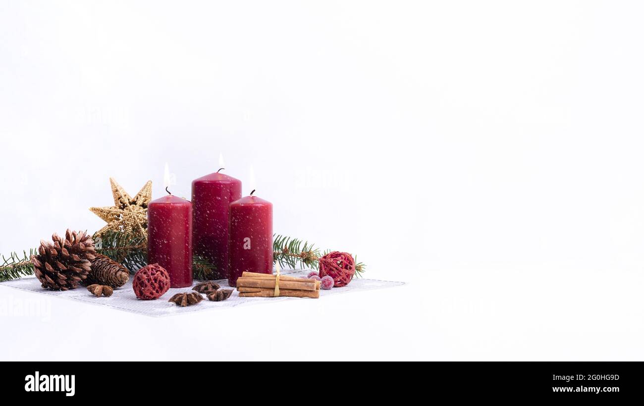 Weihnachtsdekoration mit Kerzen auf Weiß Stock Photo