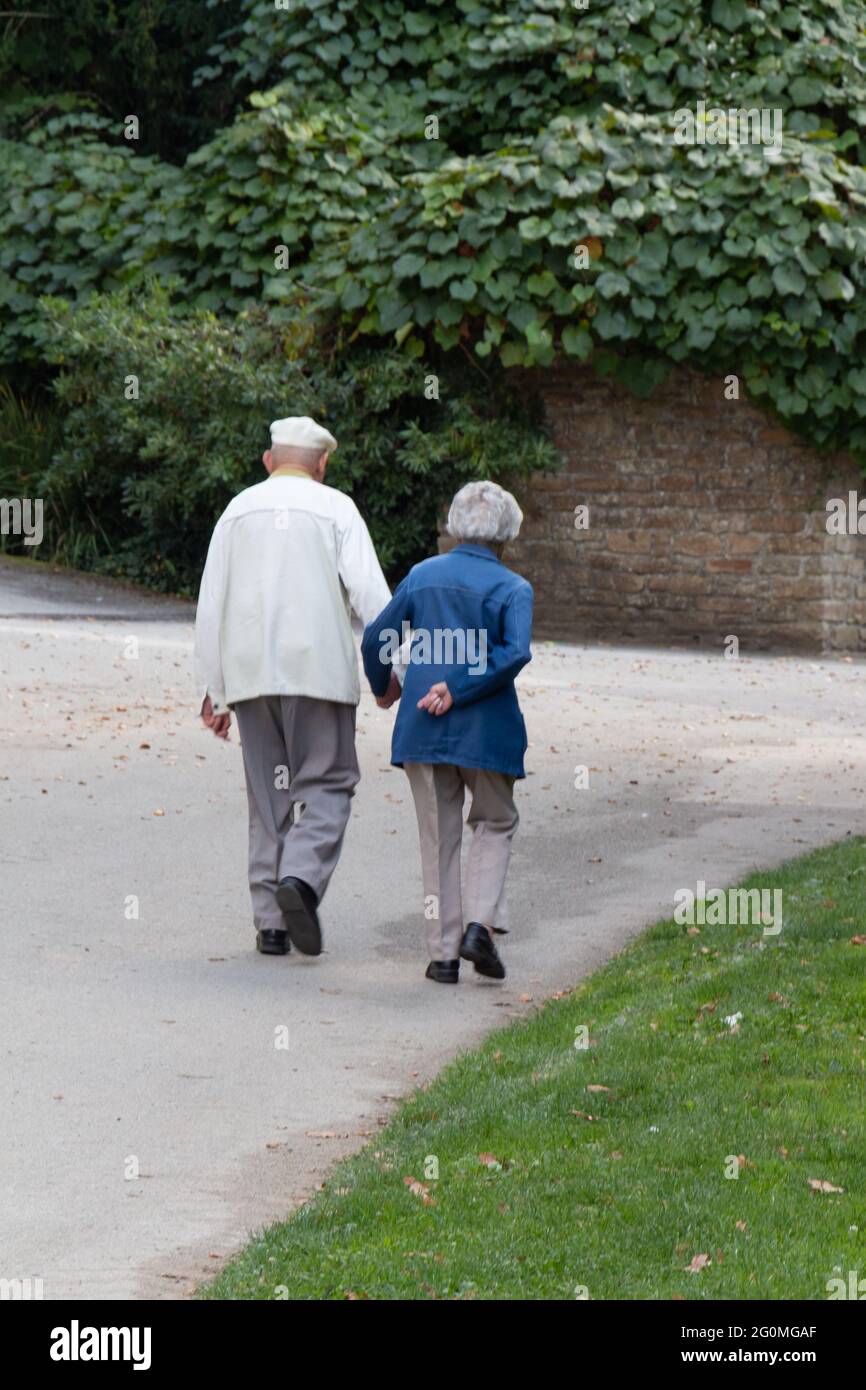 Elderly couple walking hand in hand hi-res stock photography and images ...