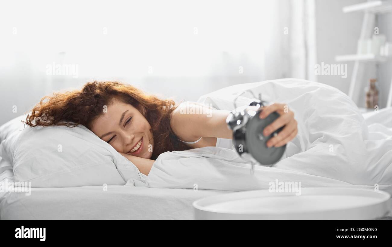 Ранний подъем утром. Разбудить в 8. Разбудить в 8. Человек будильник. Разбудить в 8.