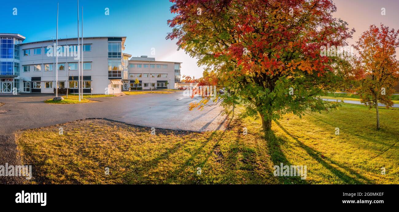 Office building and parking lot hi-res stock photography and images - Alamy
