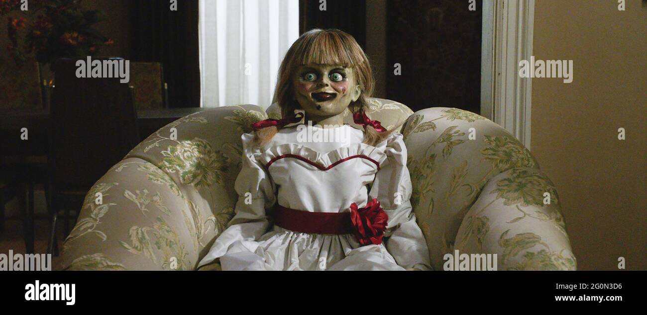 USA. Annabelle in the ©Warner Bros new movie: Annabelle Comes Home (2019).  Plot: Paranormal investigators Ed and Lorraine Warren keep a possessed doll  locked up in an artifacts room in their house.