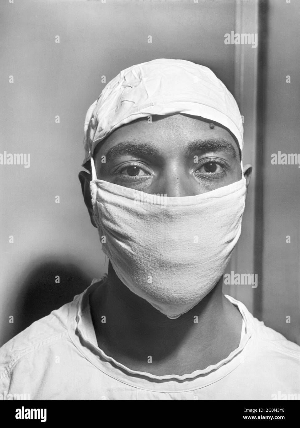 Dr. S.J. Jackson, Intern, preparing to assist in Operating Room, Provident Hospital, Chicago, Illinois,  USA, Jack Delano, U.S. Office of War Information, March 1942 Stock Photo