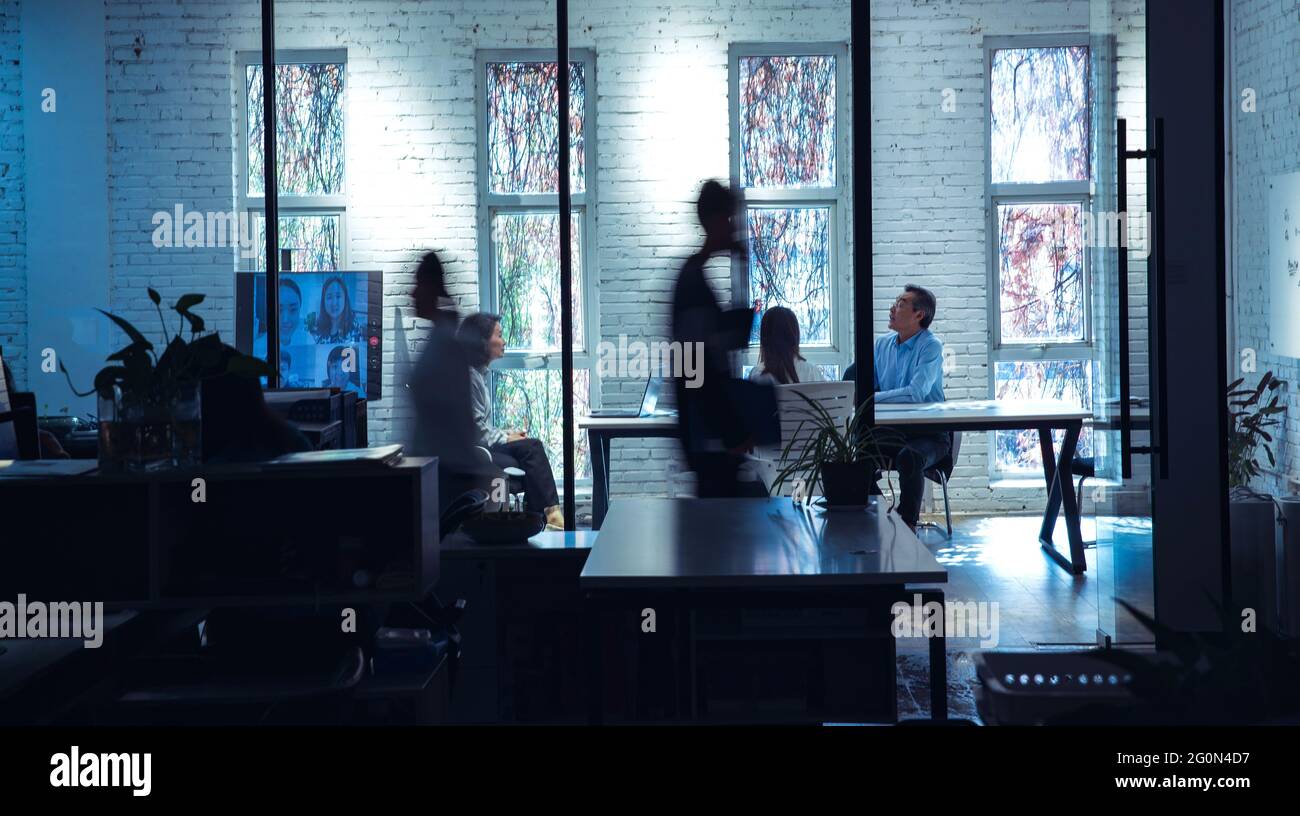 Ethnicities workplace hi-res stock photography and images - Alamy