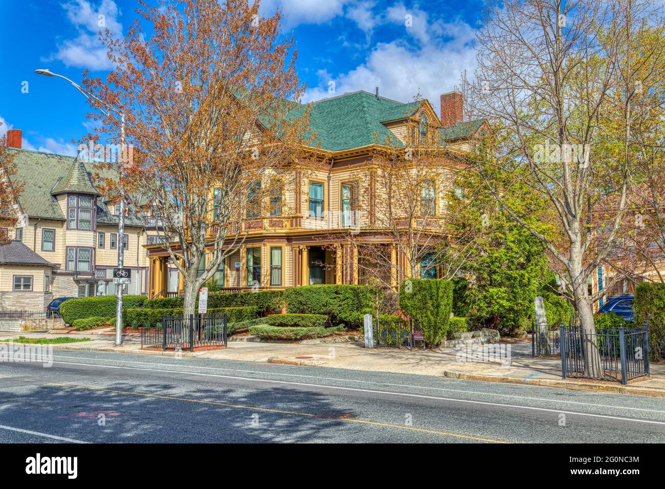 A.A. Spitz House/Tillie Spitz & Gertrude Nathanson House, 409-411 Broadway. Colonial Revival double house, built 1902. Broadway-Armory Historic Distri Stock Photo