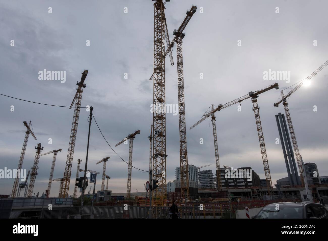 Großbaustelle mit vielen Kränen in Hamburgs neuestem Stadtteil Hafencity. Stock Photo