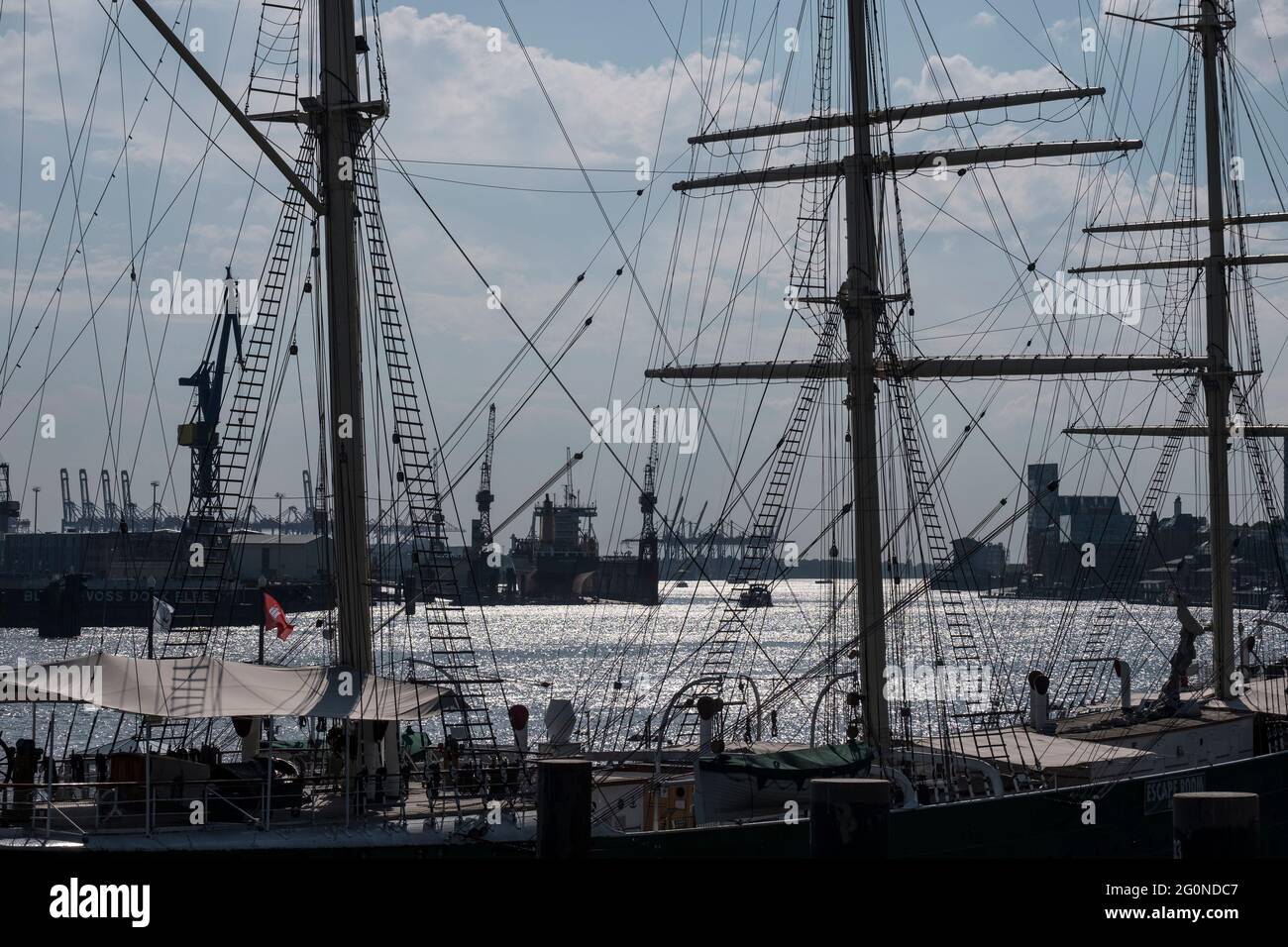 Sommer-Anfang in Hamburg. Der Hafen und die Elbe zeigen ihr schönstes Gesicht Stock Photo