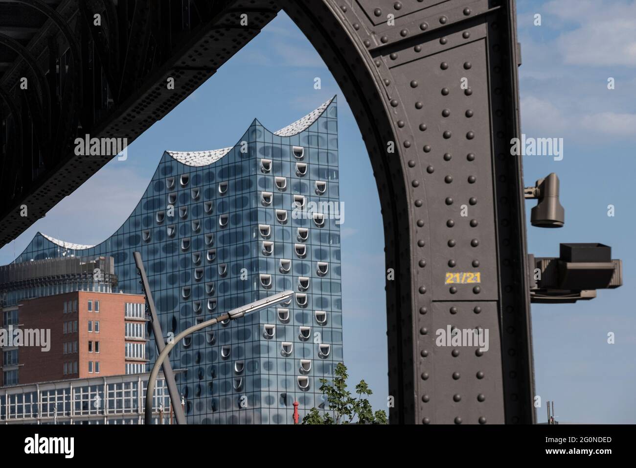 Hamburgs neues Wahrzeichen, die Elbphilharmonie, thront über dem Hafen im neuen Stadtteil Hafencity. Stock Photo