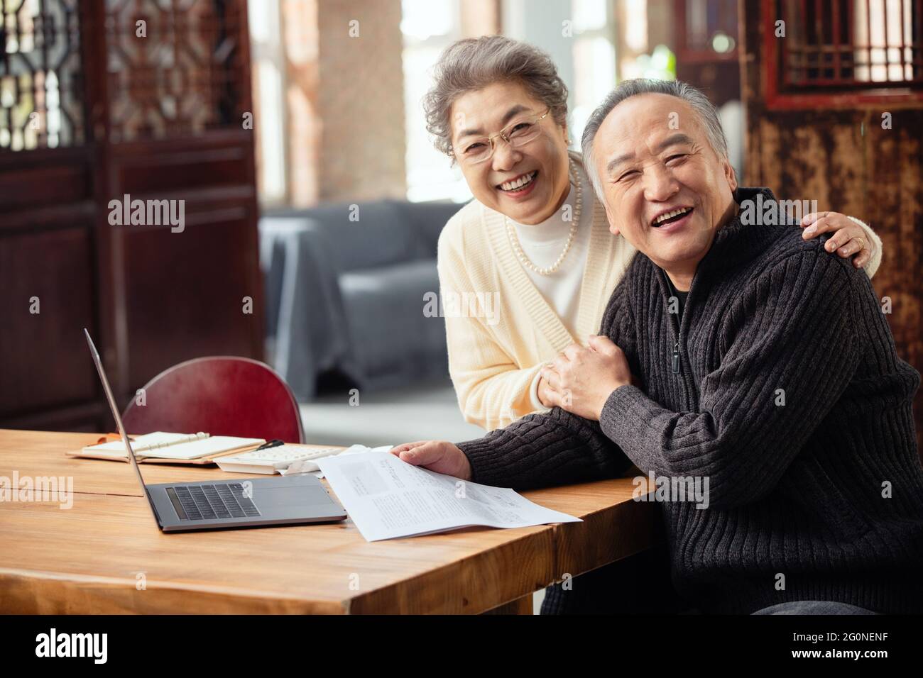 Stock investment elderly couple hi-res stock photography and images - Alamy