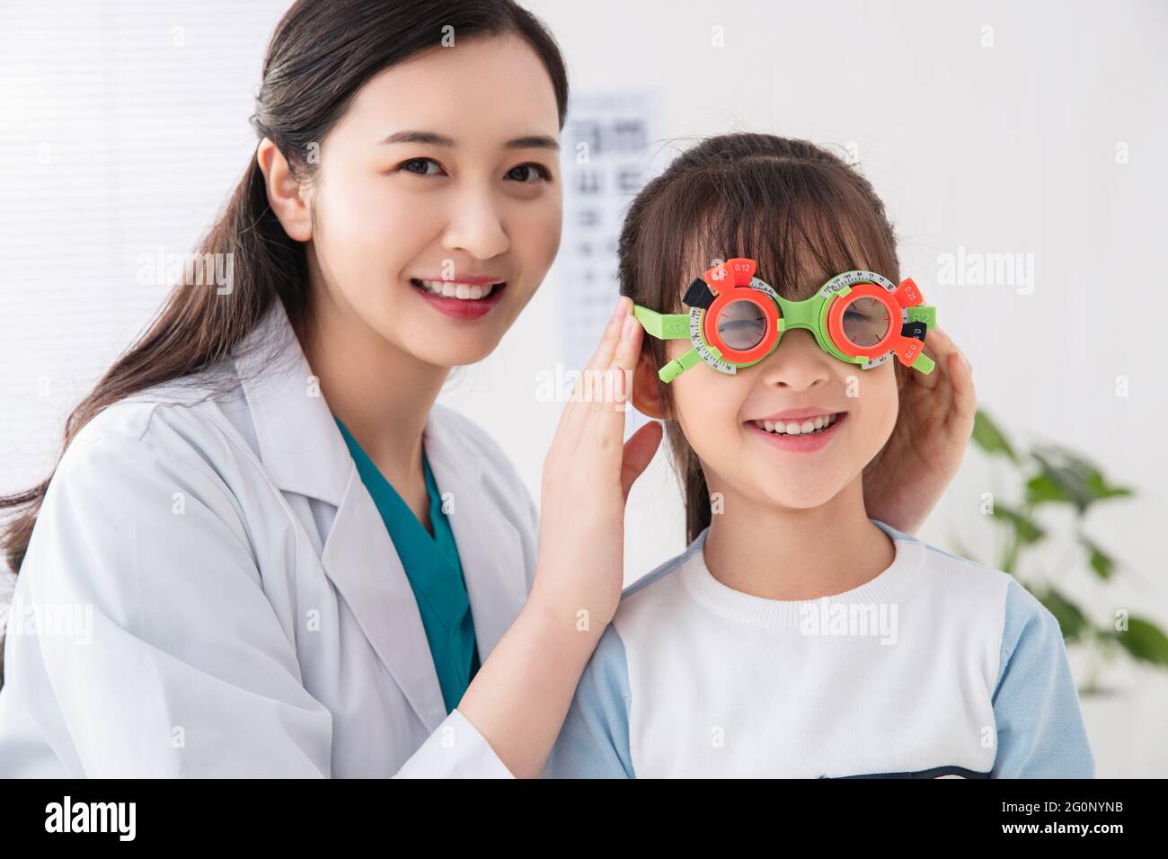 Optometrists to the little girl test visual acuity Stock Photo Alamy