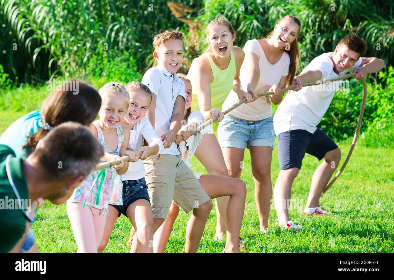 Kids pulling rope hires stock photography and images Alamy