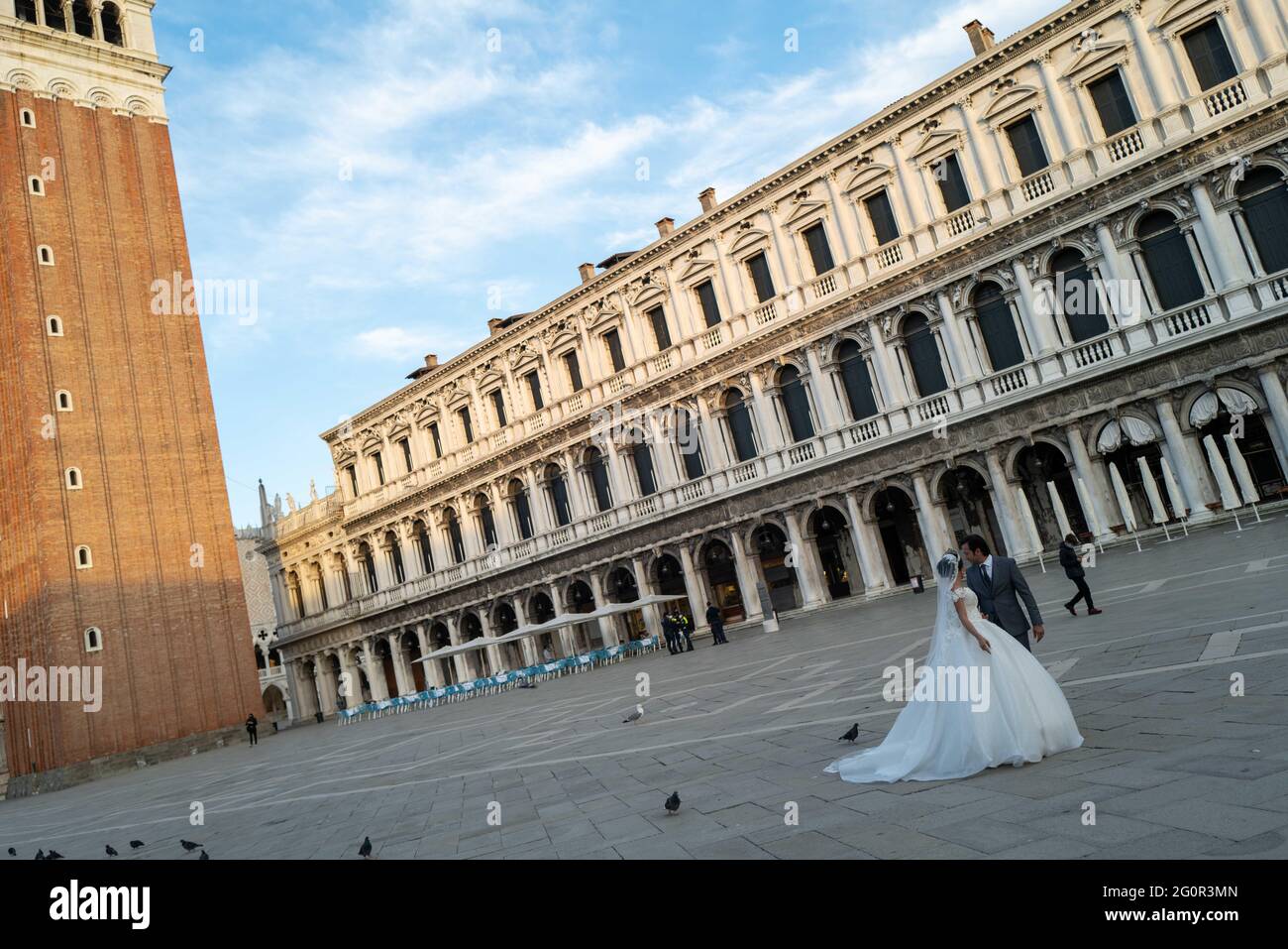Married couple gondola venice hi-res stock photography and images - Alamy