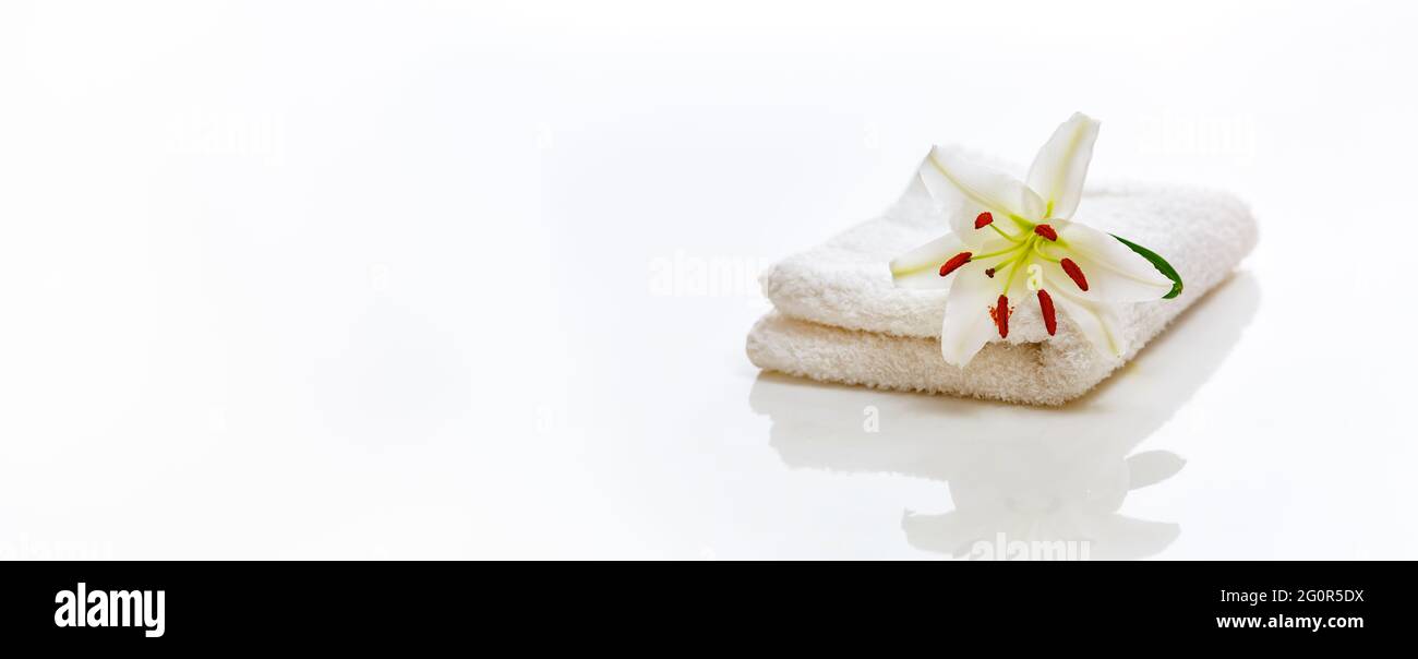 White lily spa hi-res stock photography and images - Alamy