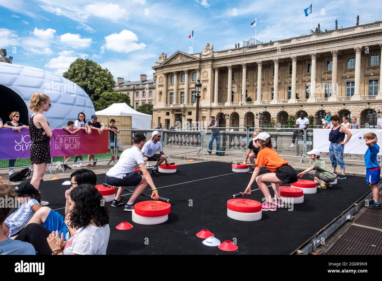 FRANCE. PARIS (8TH DISTRICT). OLYMPIC DAY, CONCORDE SQUARE, JUNE 23, 2019. PUBLIC INTRODUCTION TO WEIGHTLIFTING Stock Photo