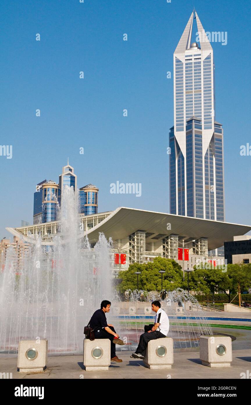 Chine, Shanghai, Place du Peuple. Tour Tomorrow Square. // China, Shanghai, People Square. Tomorrow Square tower. Stock Photo