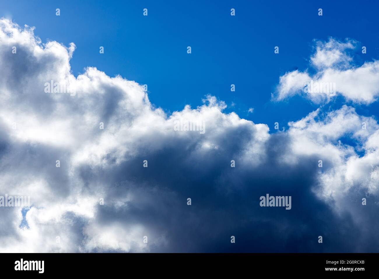 Dramatic blue sky with white cloud and clouds background Stock Photo ...