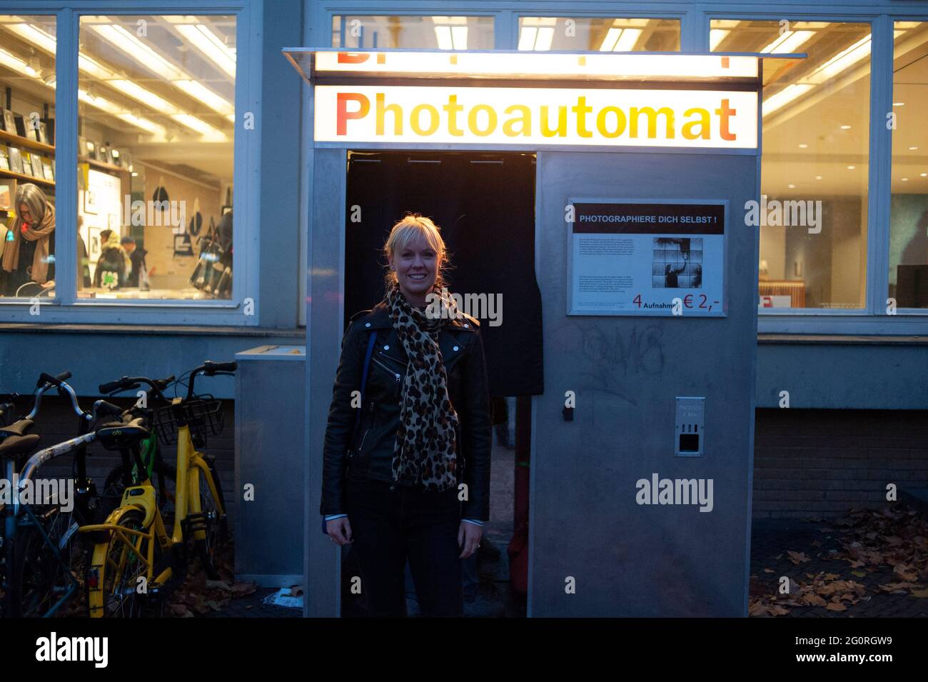 Old school photo booth hi-res stock photography and images - Alamy