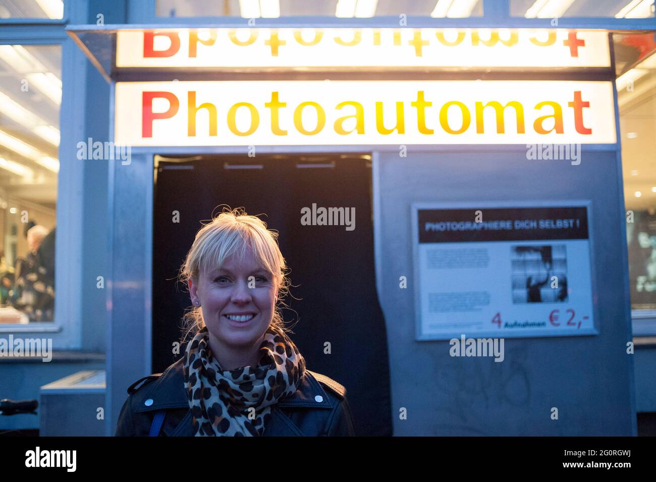 Old school photo booth hi-res stock photography and images - Alamy