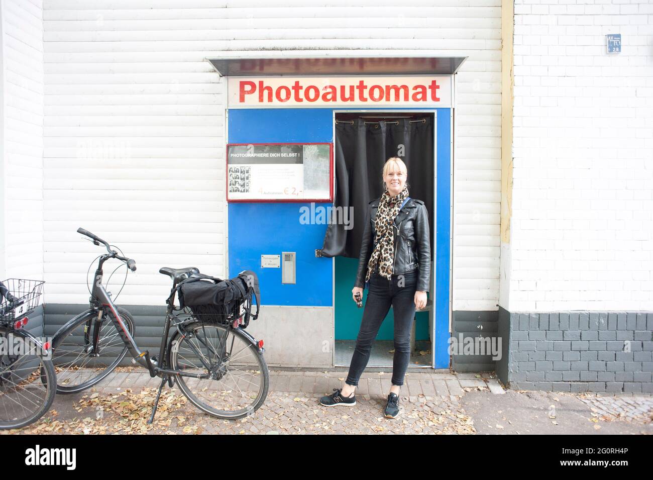 Old school photo booth hi-res stock photography and images - Alamy