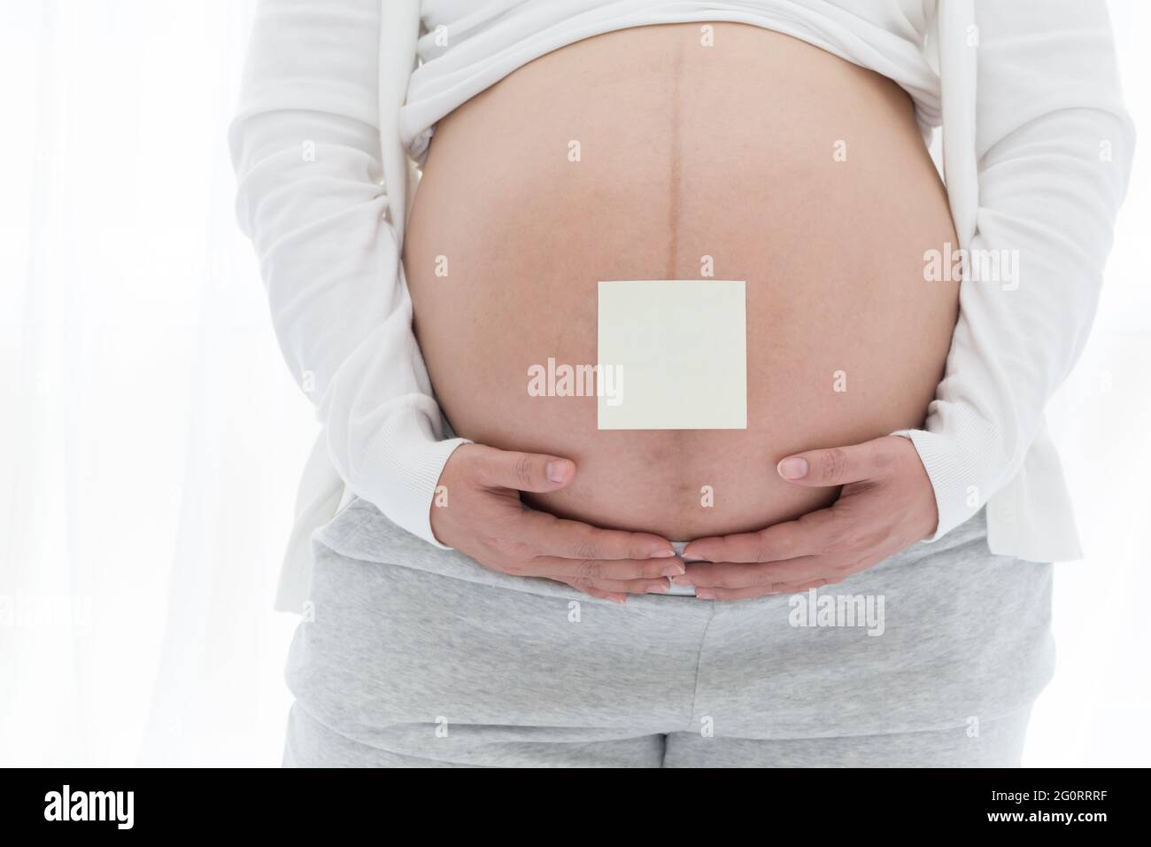 Essential pregnancy to-do list, antenatal appointments and scans, 9 months pregnant Stock Photo