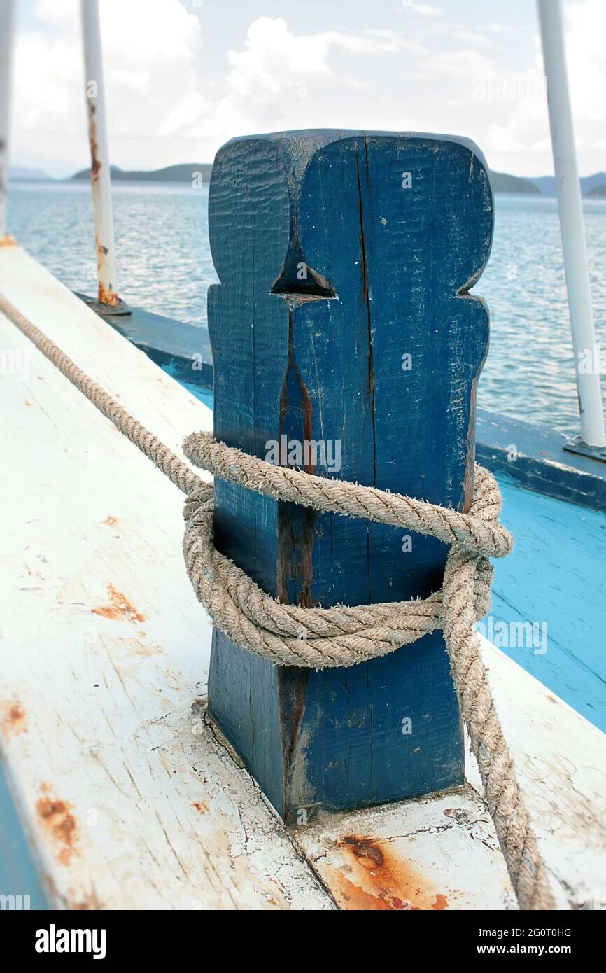 Nautical Rope Column Old rope tied wooden pole hi-res stock photography and images - Alamy