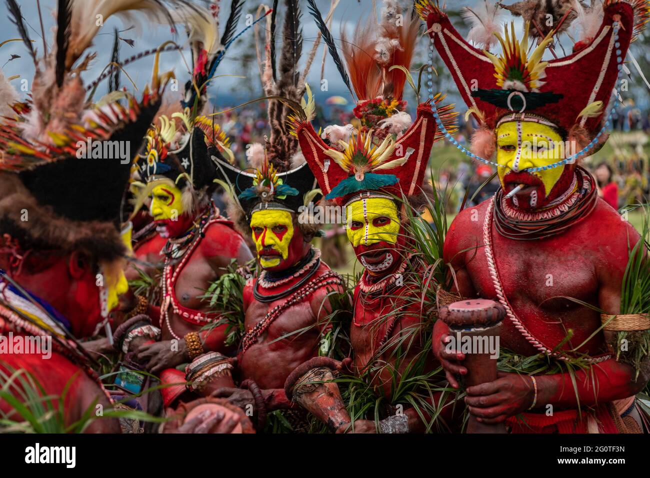 PAPUA NEW GUINEA: Huli tribes people at the festival. THIS PHOTOGRAPHER has captured the competing tribes of Papua New Guinea coming together in an an Stock Photo