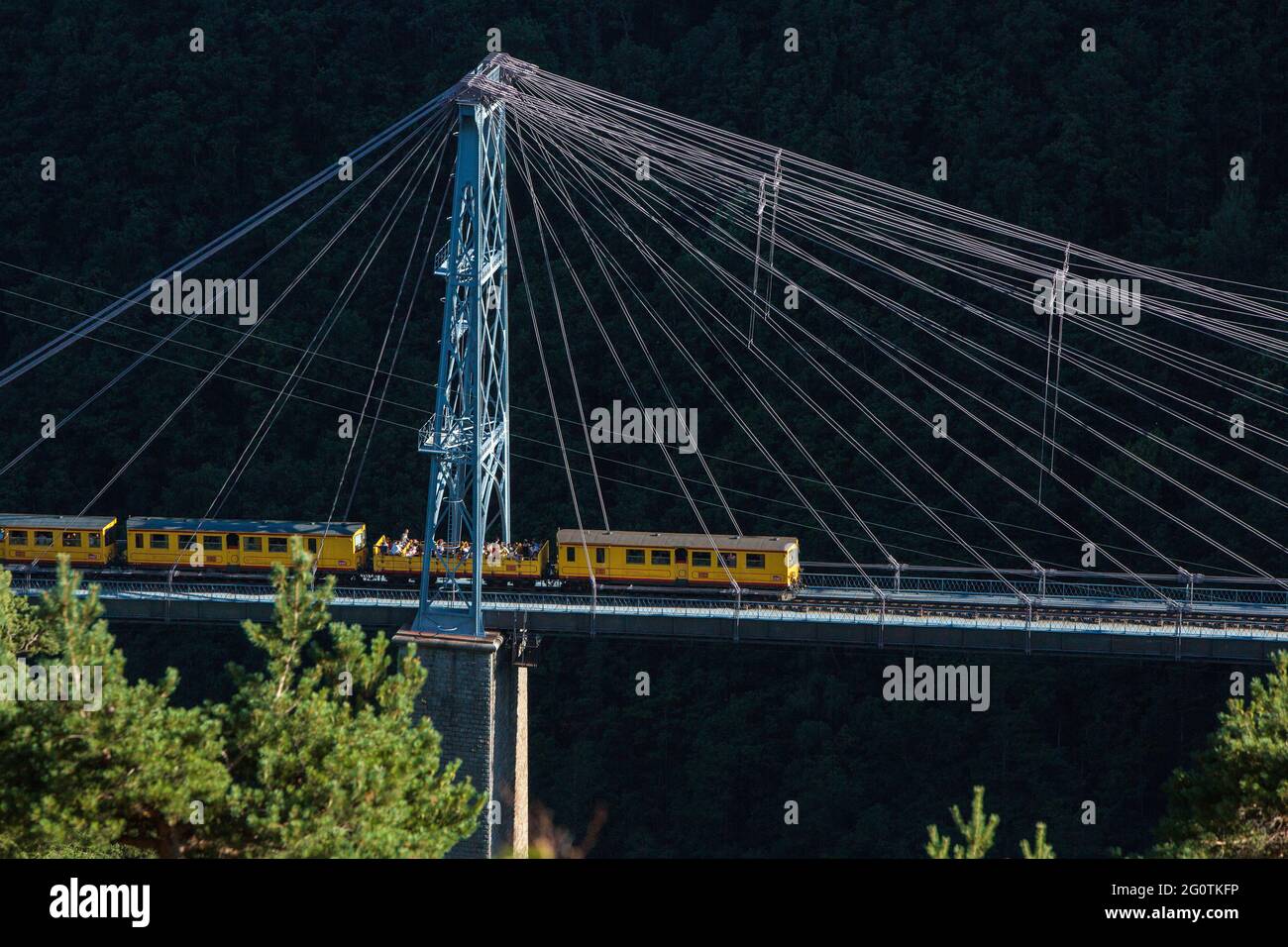 FRANCE. PYRENEES ORIENTALES (66) CONFLENT REGION. PASSAGE OF LITTLE YELLOW TRAIN ON THE GISCLARD SUSPENSION BRIDGE.THE LINE CONNECTING VILLEFRANCHE-DE Stock Photo