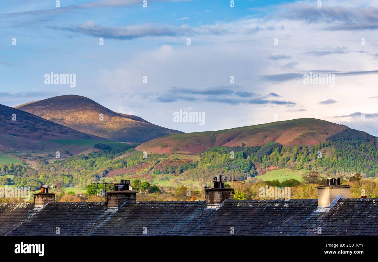 Across the rooftops of Braithwaite Village houses towards ‘Little Man’ near Skiddaw, Lake District, England Stock Photo
