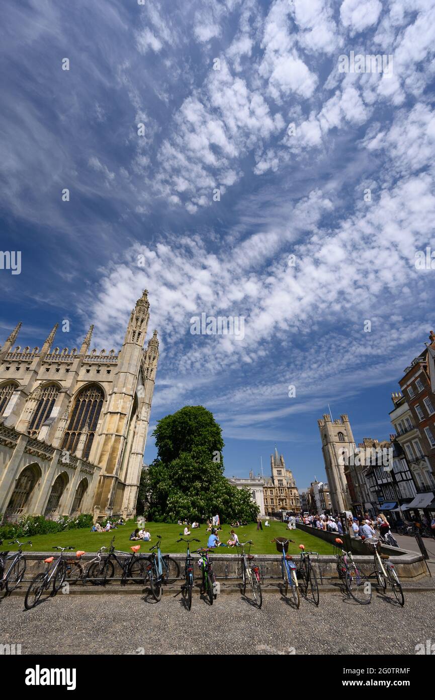 King's College Chapel, University of Cambridge, England, with a dramatic blue sky featuring wispy cirrus clouds Stock Photo