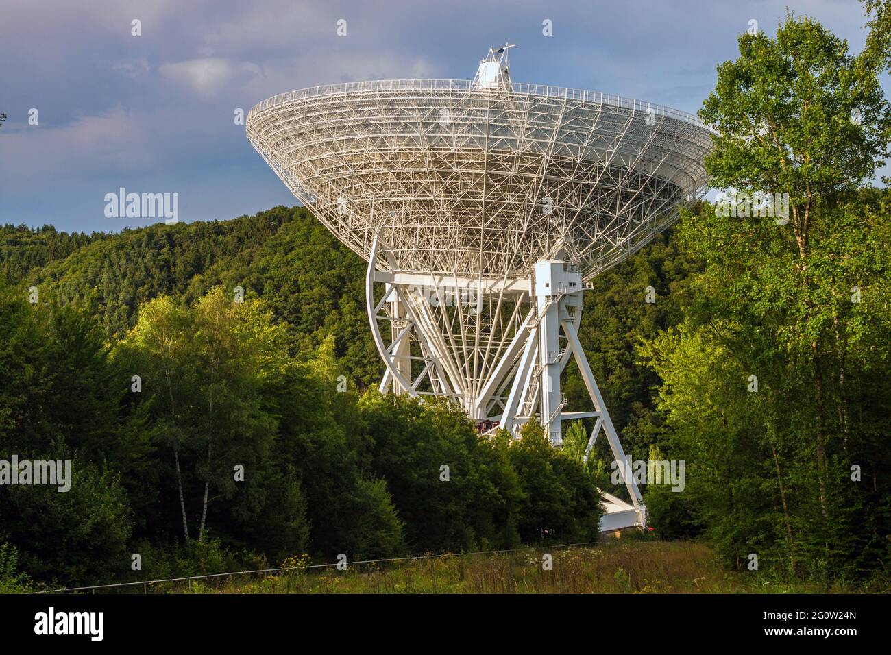 Radio Telescope Effelsberg in Germany with a diameter of 100 meters, second  largest fully steerable radio telescope on the Earth Stock Photo - Alamy