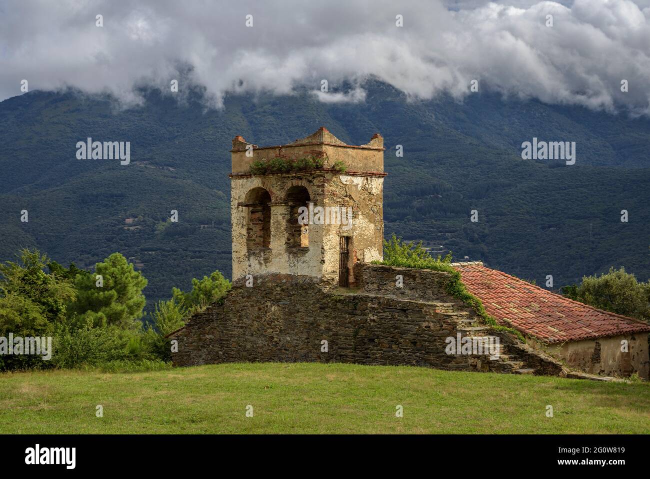 Church of Santa Susanna de Vilamajor with the Montseny mountain in the background (Vallès Oriental, Catalonia, Spain) Stock Photo