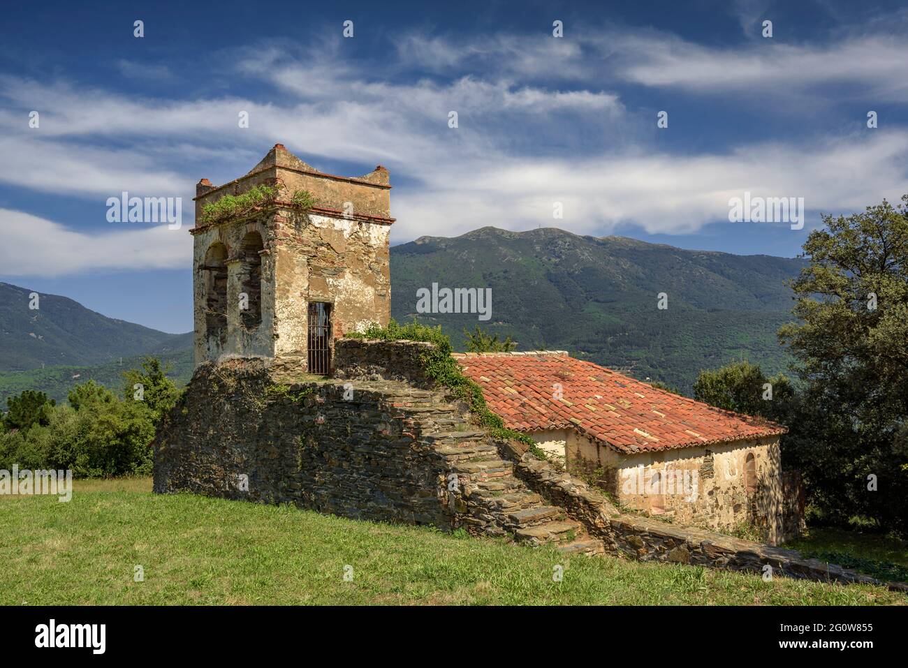Church of Santa Susanna de Vilamajor with the Montseny mountain in the background (Vallès Oriental, Catalonia, Spain) Stock Photo