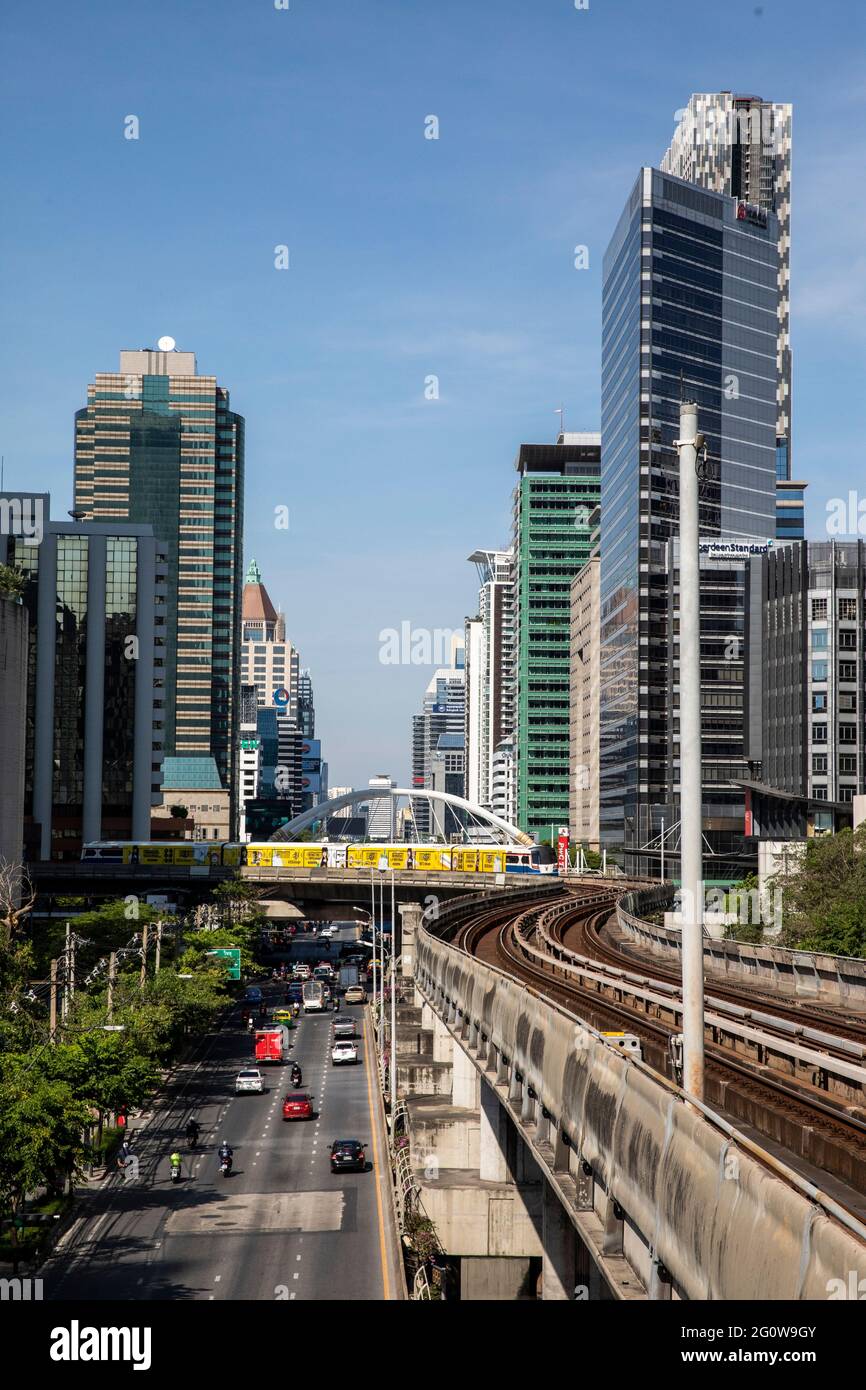 SkyTrain Makes Sweeping Turn Over Highway Deserted By Covid-Fearing Stock Photo