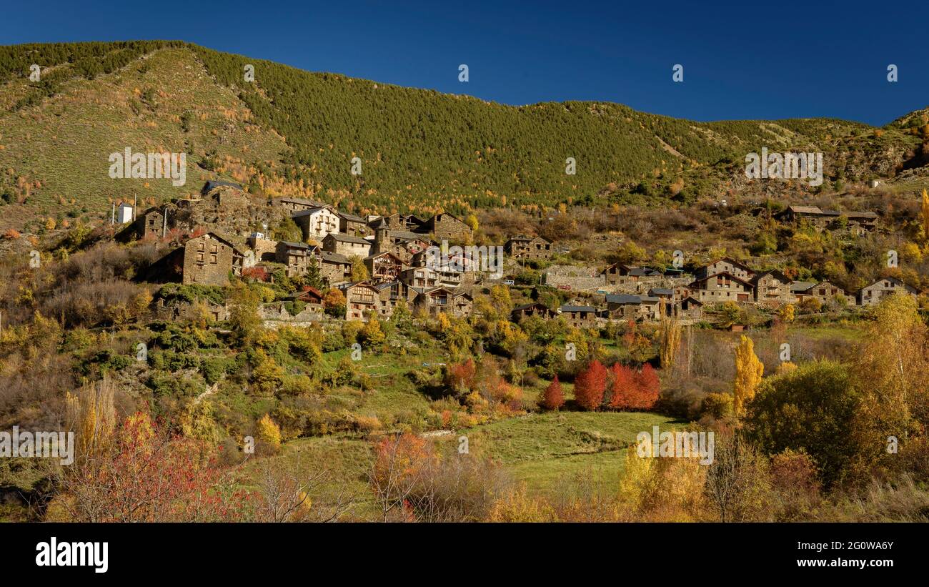 Farrera village in autumn (Alt Pirineu Natural Park, Catalonia, Spain, Pyrenees) ESP: Pueblo de Farrera en otoño (PN Alt Pirineu, Cataluña, España) Stock Photo