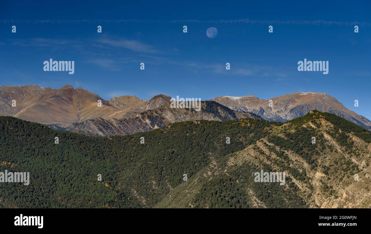 Moon and the Pallars Sobirà mountains seen from Coma de Burg (Alt Pirineu Natural Park, Catalonia, Spain, Pyrenees) Stock Photo