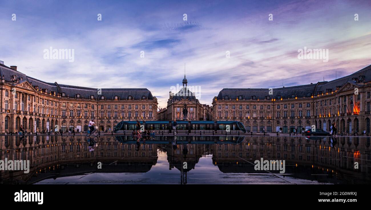 The Miroir d'eau in Bordeaux The Miroir d'eau (Water Mirror) or Miroir des  Quais (Quay Mirror) in Bordeaux is the world's largest[1] reflecting pool  Stock Photo - Alamy