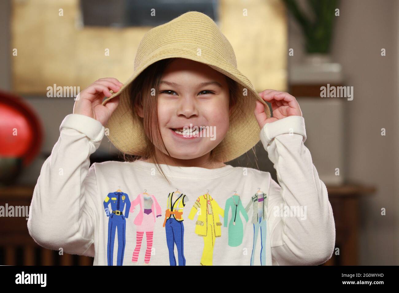Beautiful young girl wearing a straw hat Stock Photo - Alamy