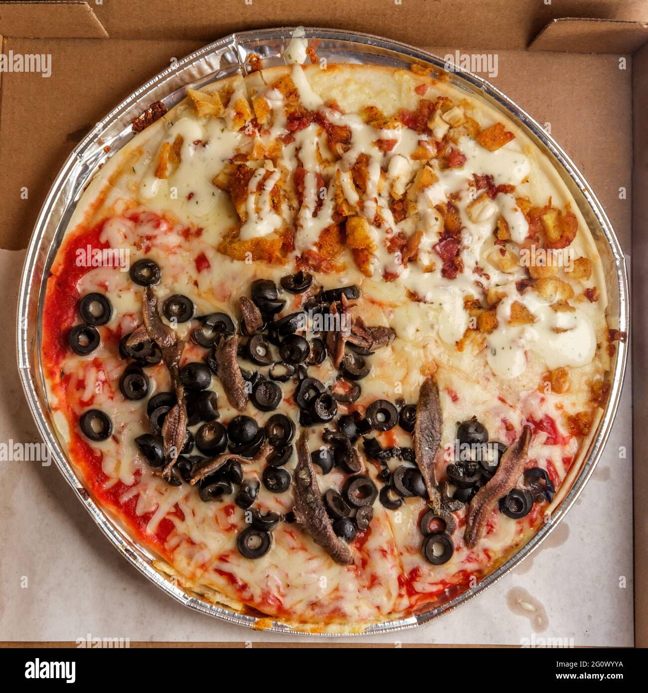 pistol Uanset hvilken Countryside New York style pizza half anchovies and black olives and other half chicken  bacon ranch toppings Stock Photo - Alamy