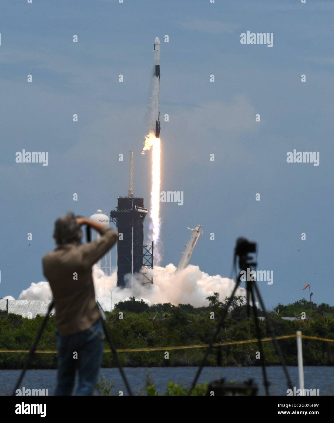 Cape Canaveral, United States. 03rd June, 2021. A SpaceX Falcon 9 rocket with a Dragon 2 spacecraft carrying supplies to the International Space Station lifts off from pad 39A at the Kennedy Space Center. This is the 22nd resupply mission for NASA by SpaceX. Credit: SOPA Images Limited/Alamy Live News Stock Photo