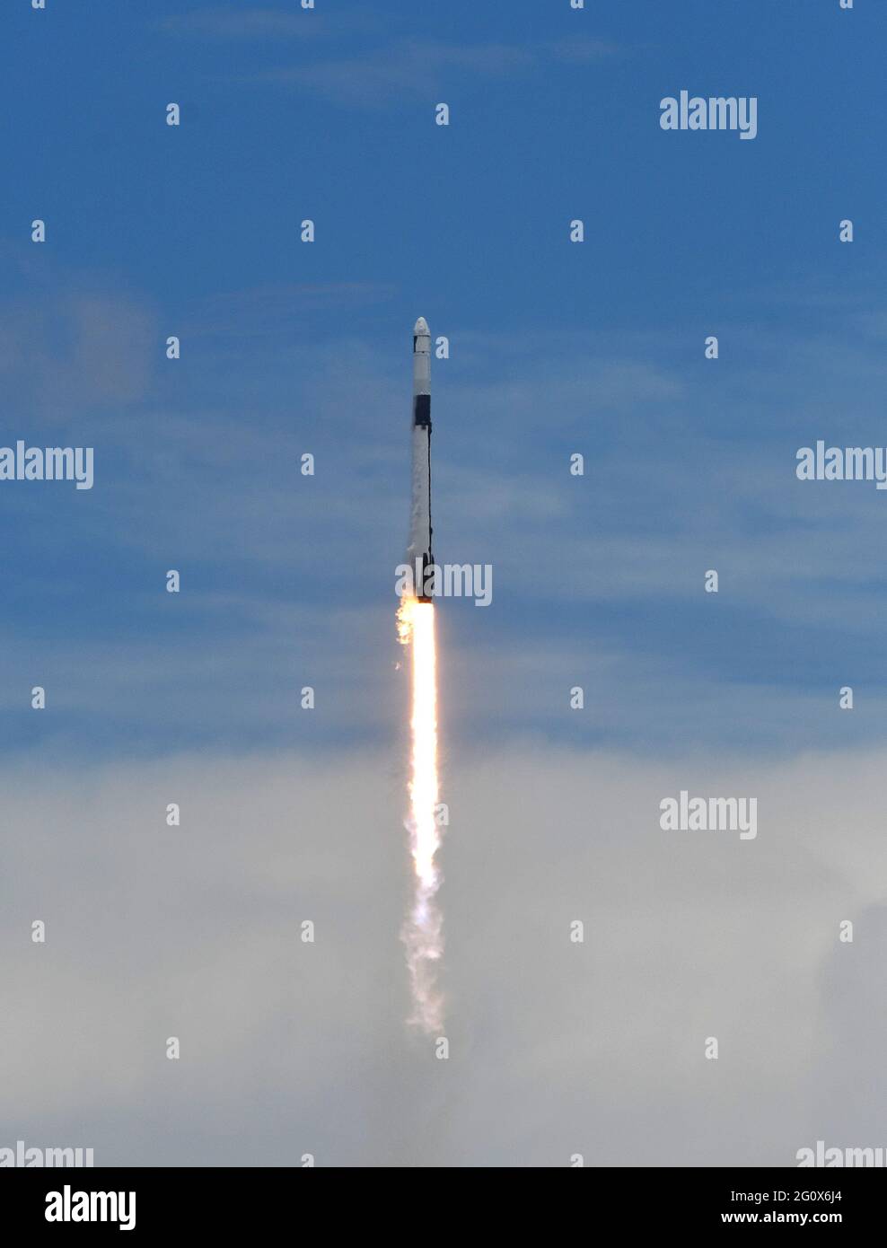 Cape Canaveral, United States. 03rd June, 2021. A SpaceX Falcon 9 rocket with a Dragon 2 spacecraft carrying supplies to the International Space Station lifts off from pad 39A at the Kennedy Space Center. This is the 22nd resupply mission for NASA by SpaceX. Credit: SOPA Images Limited/Alamy Live News Stock Photo