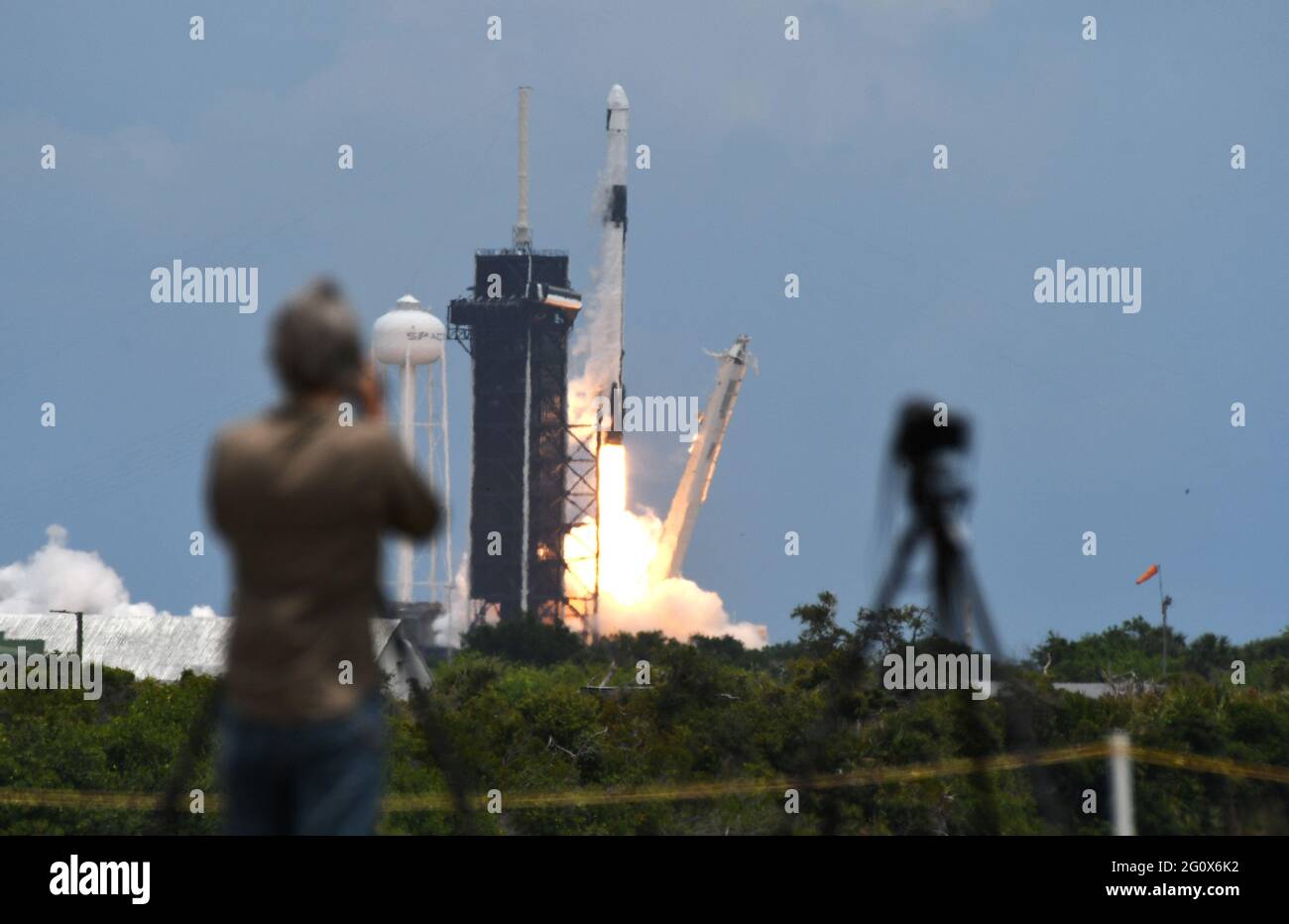 Cape Canaveral, United States. 03rd June, 2021. A SpaceX Falcon 9 rocket with a Dragon 2 spacecraft carrying supplies to the International Space Station lifts off from pad 39A at the Kennedy Space Center. This is the 22nd resupply mission for NASA by SpaceX. Credit: SOPA Images Limited/Alamy Live News Stock Photo