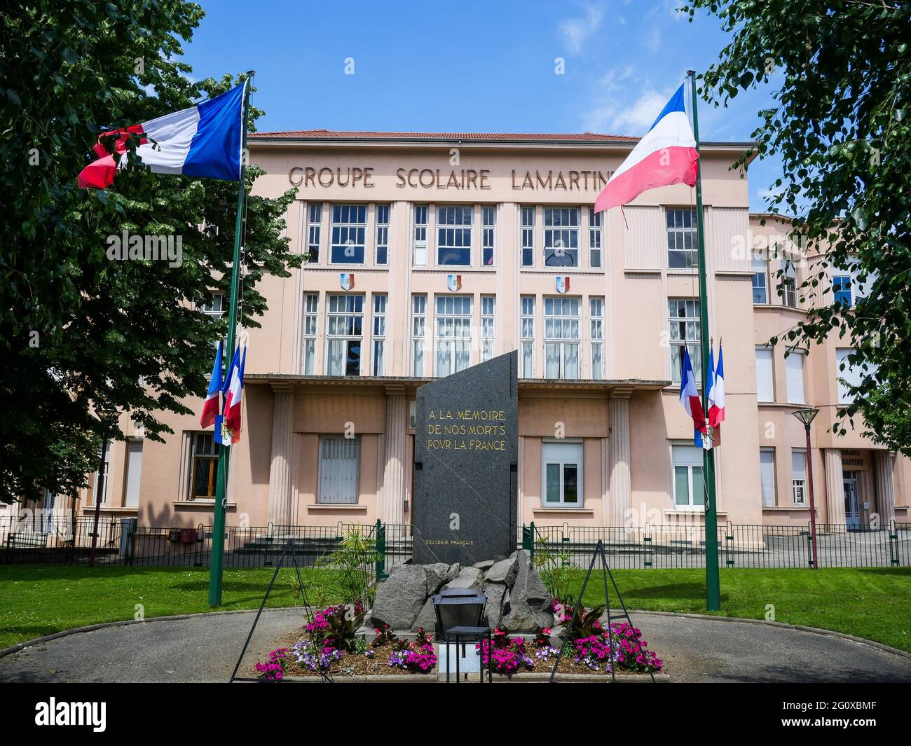 Front view of Lamartine school group with the military memorial, Avenue