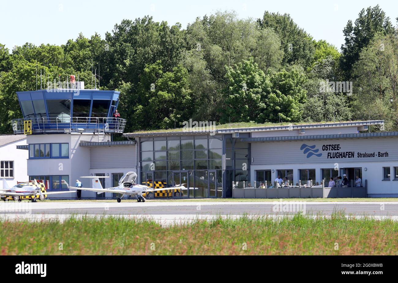 Airfield procedures hi-res stock photography and images - Alamy