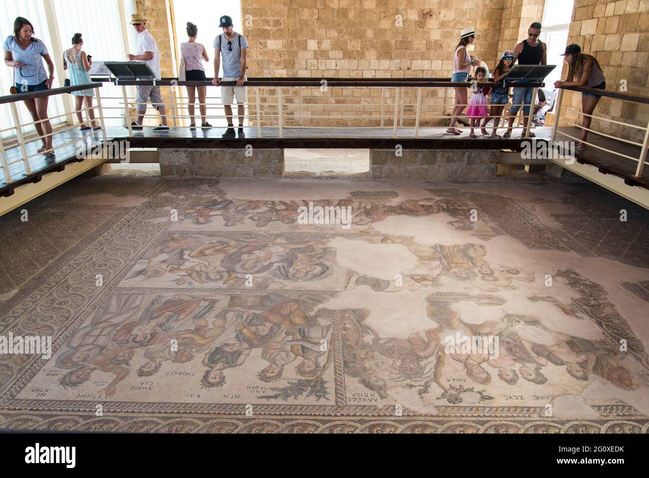 Besucher der Mosaike im Archäologischen Park von Paphos. - Apollo and Daphne on a Roman mosaic in Paphos Archeological Park. Stock Photo