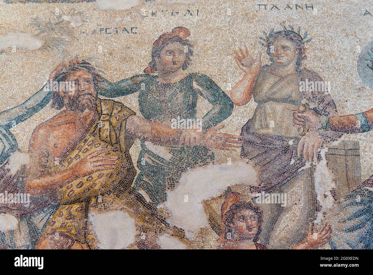 Apollo und Marsyas auf einem Mosaik im Archäologischen Park von Paphos. - Apollo and Marsyas on a mosaic in Paphos Archeological Park. Stock Photo