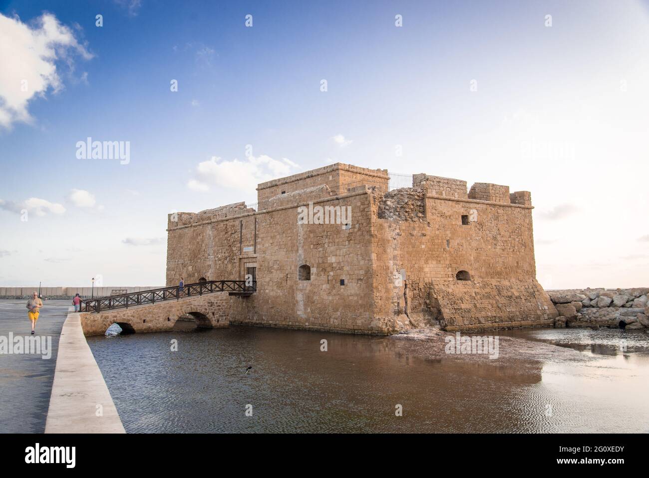 Das mittelalterliche Kastell bewachte einst die Hafeneinfahrt von Paphos. - The medieval castle once guarded the entrance to the harbour of Paphos. Stock Photo