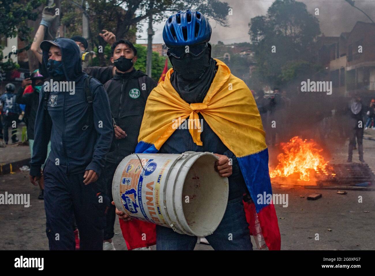 June 2, 2021, Medellin, Antioquia, Colombia: A demonstrator with a Colombian flag participates in a protest that ended in clashes with Colombia's riot police as anti-government protests rise into a 5th week against the government of president Ivan Duque's health and tax reform, and police abuse of authority cases in Medellin, Colombia on June 2, 2021. (Credit Image: © Miyer Juana/LongVisual via ZUMA Wire) Stock Photo