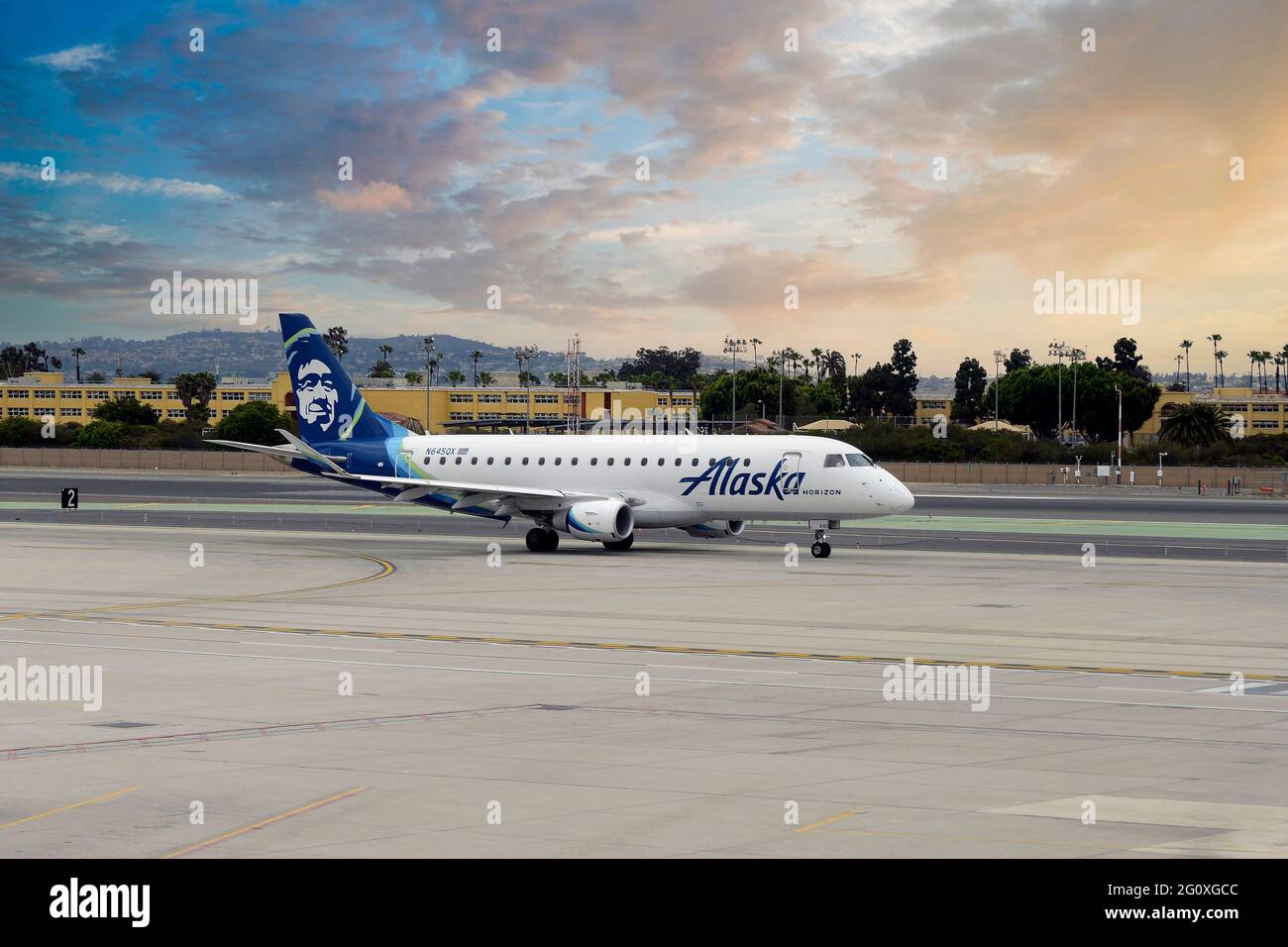 Alaskan Airlines Airbus 320-214 taxiing at San Diego Airport in Southern California Stock Photo