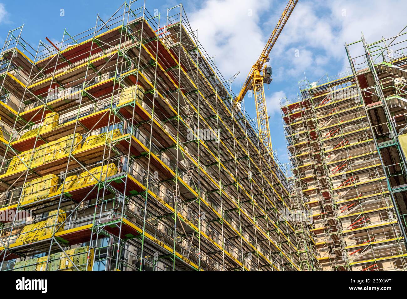 Baustelle eines großen Bauprojekts an der Huyssenallee in Essen, Huyssen Quartier, Wohnhochhaus mit 19 Etagen ein Bürogebäude mit 5 Etagen, eingerüste Stock Photo